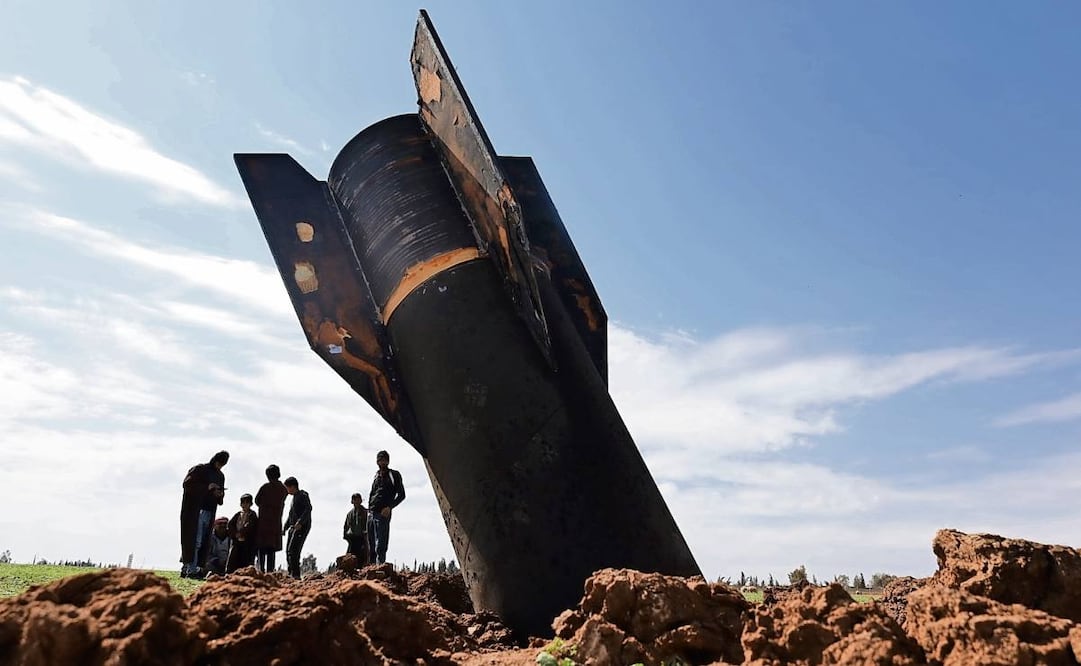 Lugareños observan el misil iraní que cayó en la localidad de Qazaljo, en Siria, en medio de los ataques contra Israel y EU. Foto: Ahmed Mardnli / EFE