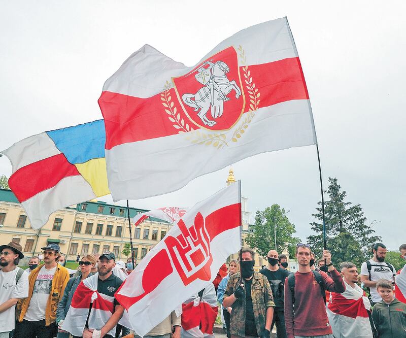 Los bielorrusos que viven en Ucrania, junto a partidarios y activistas, asisten a una manifestación frente al Ministerio de Relaciones Exteriores de Ucrania, en Kiev. Foto: SERGEY DOLZHENKO. EFE