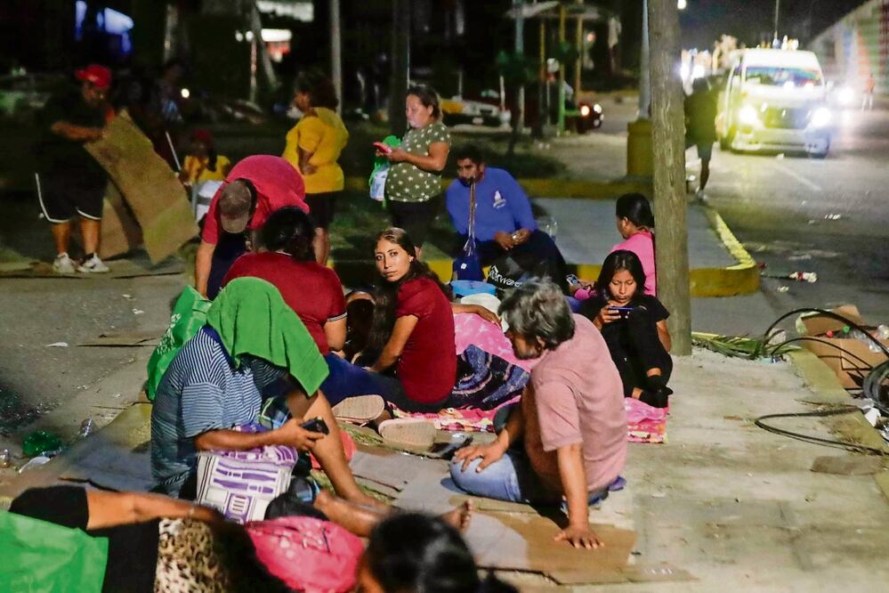 Habitantes de diversas colonias pasaron la noche en las calles del fraccionamiento Colosio para recibir una despensa; señalan que el Ejército no se ha presentado en sus casas. Foto: Diego Simón / EL UNIVERSAL