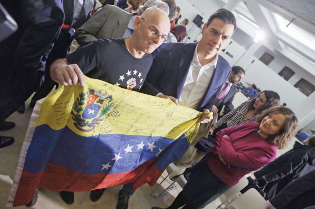 El secretario general del PSOE, Pedro Sánchez (der.), posa con el secretario general de la Causa R de Venezuela en España, Manuel Rodríguez, en Madrid (JAVIER LIZÓN. EFE)