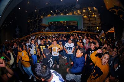 Afición universitaria invade hotel de Pumas