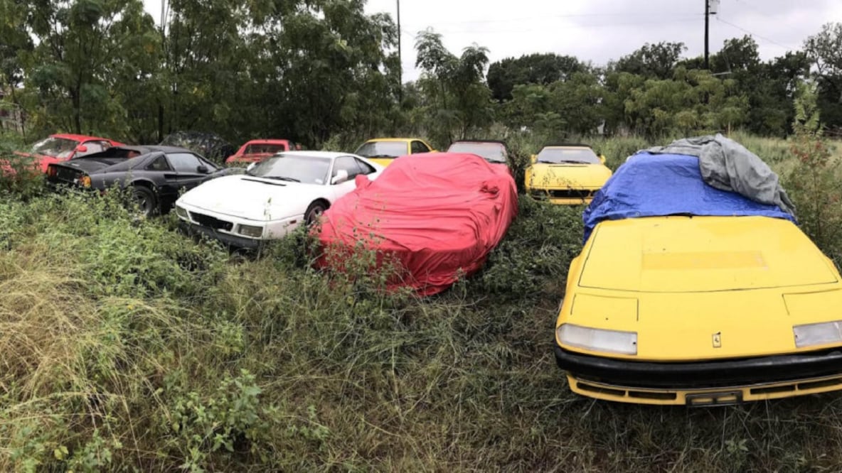 Encuentran 11 Ferraris abandonados en un campo