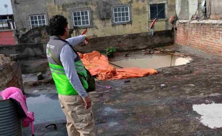 Cohetes y falta de mantenimiento derriban acabados dentro de una vivienda en la Cuauhtémoc
