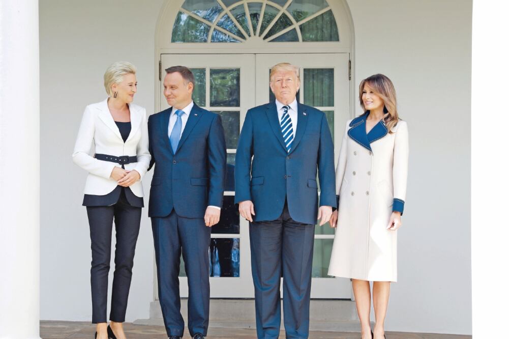 El presidente de Polonia y su esposa, Adrzej Duda y Agata Kornhauser-Duda, visitaron ayer a Donald Trump y Melania Trump en la Casa Blanca. Foto: KEVIN LAMARQUE. REUTERS