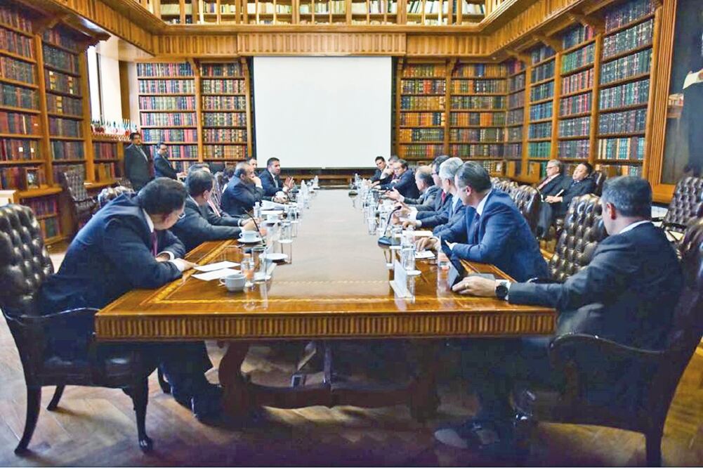 El titular de la Segob, Alfonso Navarrete, dijo a los mandatarios priístas que el gobierno seguirá colaborando con las administraciones estatales (SEGOB)