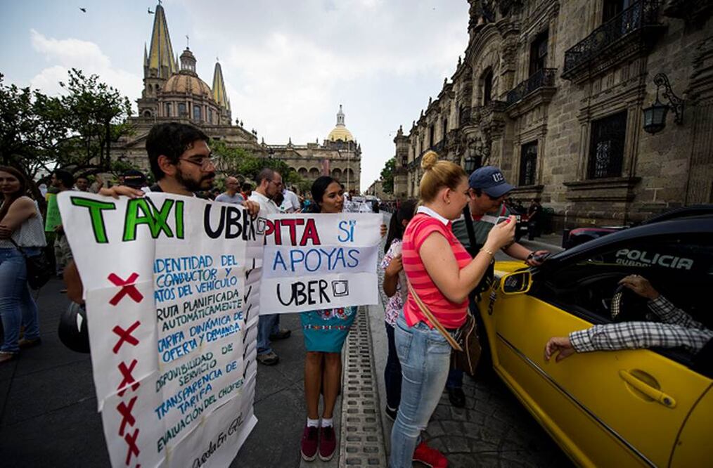 Ante las crecientes confrontaciones entre choferes de Uber y taxistas, el gobierno estatal indicó que, a más tardar en 15 días, presentará una propuesta para solucionar este conflicto (ARCHIVO EL UNIVERSAL)