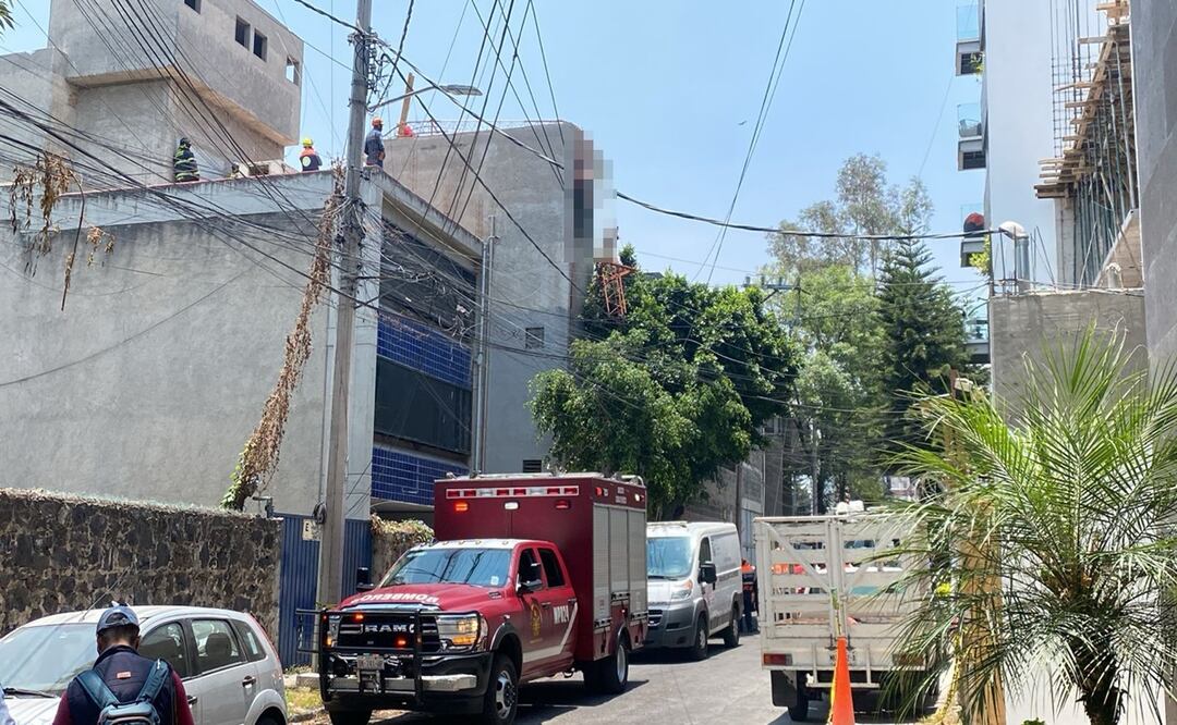 Un trabajador muere y tres resultan heridos tras caer de estructura en la alcaldía Magdalena Contreras. Foto: Ivan Montaño