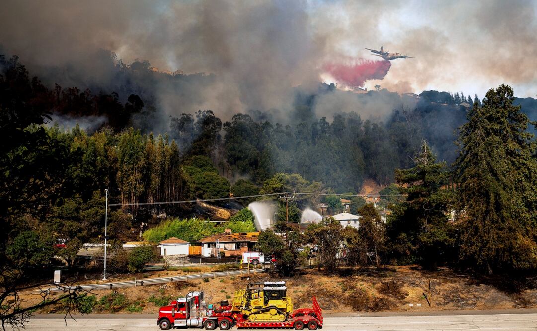 Un incendio en Oakland destruyó al menos siete viviendas y provocó la evacuación de cientos de residentes en un vecindario de colinas. Foto: AP