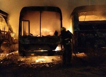 Incendio consume 14 vehículos en García, Nuevo León; autoridades investigan las causas