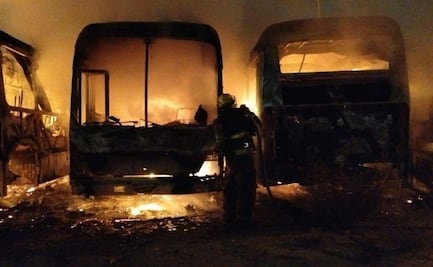 Incendio consume 14 vehículos en García, Nuevo León; autoridades investigan las causas