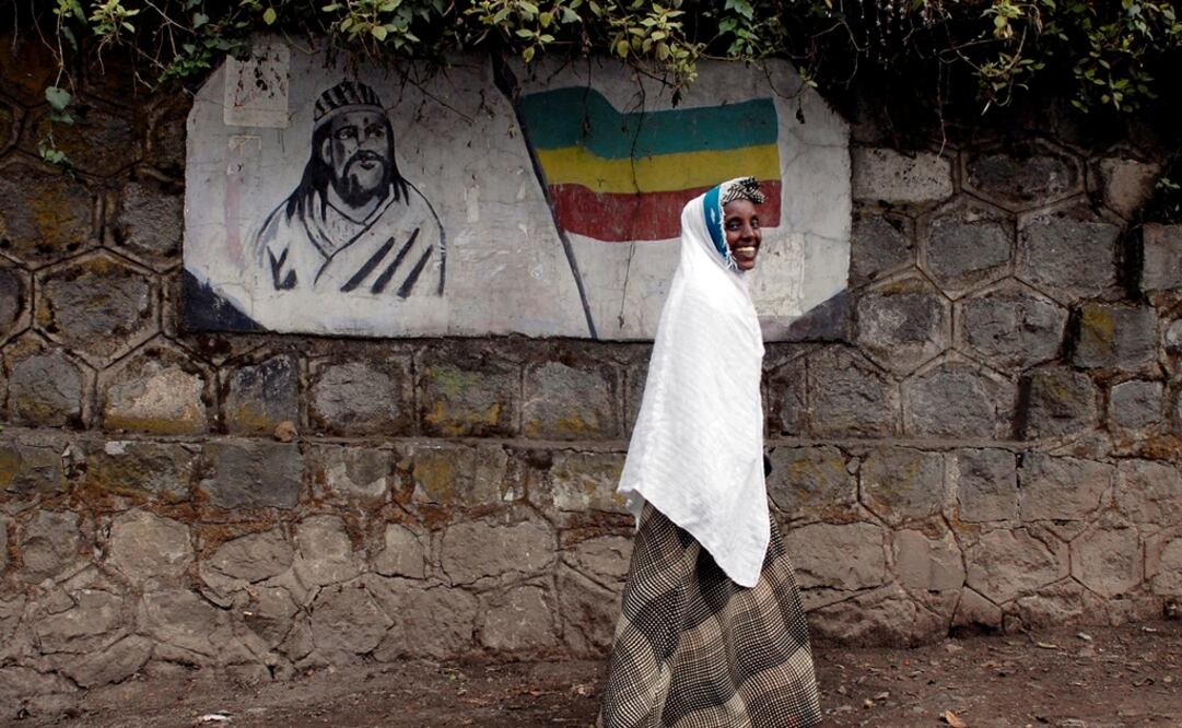 Una mujer camina frente a un mural donde se representa al emperador Tewodros II en Addis Ababa. REUTERS/Andrew Heavens/Archivo
