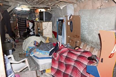 “Ni modo de rajarnos con el frío”, dice José bajo un techo de lámina