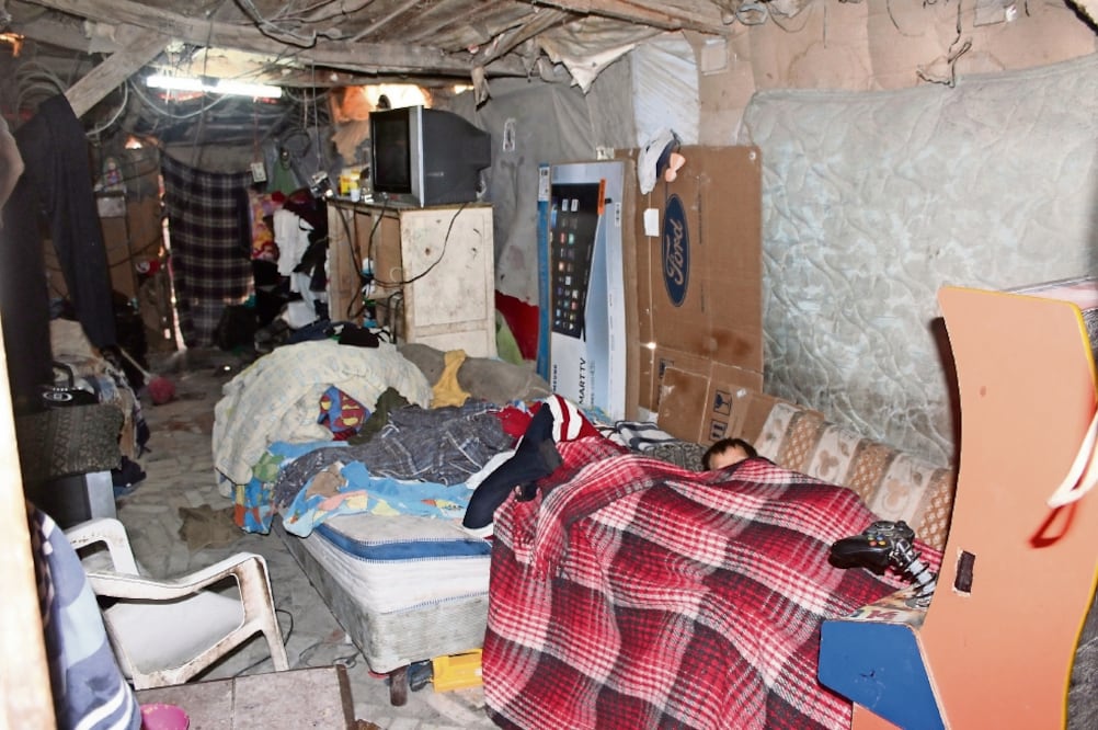 José de Jesús Muñoz vive con su esposa y sus cuatro hijos, bajo un techo de lámina y hule, y paredes de cartón. (FRANCISCO RODRÍGUEZ. EL UNIVERSAL)