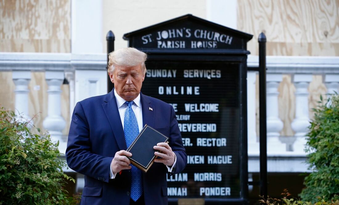 Donald Trump sostiene una Biblia mientras visita el exterior de la Iglesia de St. John en Lafayette Park desde la Casa Blanca el lunes 1 de junio de 2020 en Washington. Foto: AP