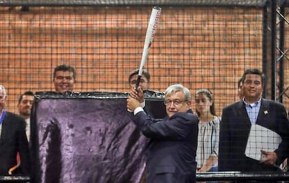 AMLO macanea dos batazos en la inauguración del Salón de la Fama del Beisbol