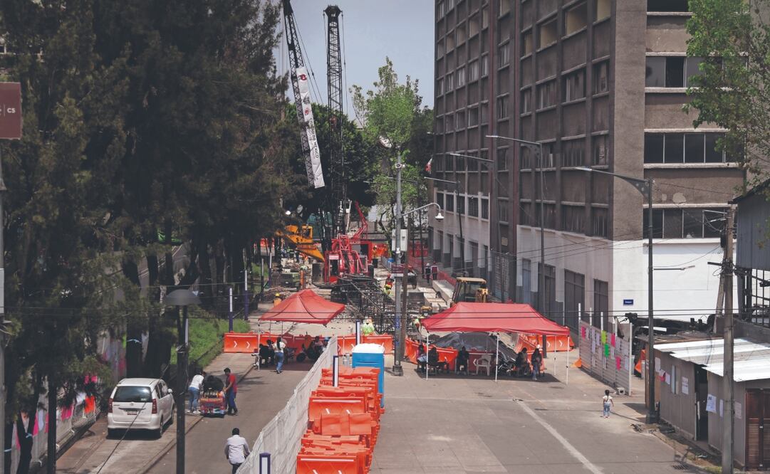 Personal de la Secretaría de Obras delimitó la zona de Fray Servando Teresa de Mier para colocar el hincado de pilotes. Foto: de CARLOS MEJÍA. EL UNIVERSAL