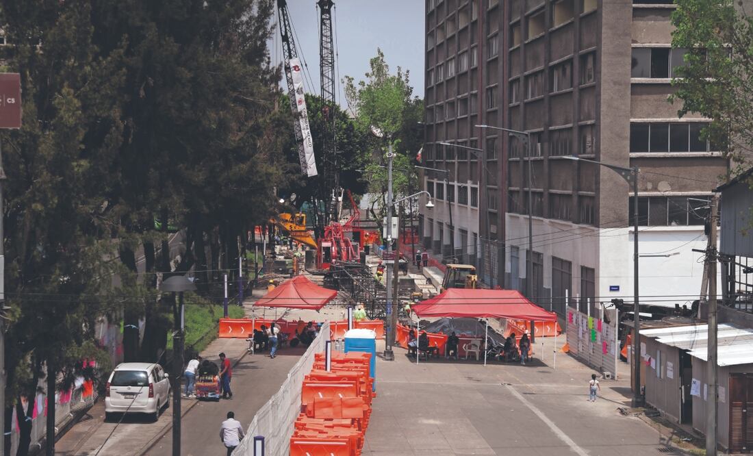 Personal de la Secretaría de Obras delimitó la zona de Fray Servando Teresa de Mier para colocar el hincado de pilotes. Foto: de CARLOS MEJÍA. EL UNIVERSAL