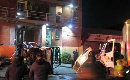 Camión de carga impacta a patrulla de CDMX frente a condominio de edificios en Benito Juárez