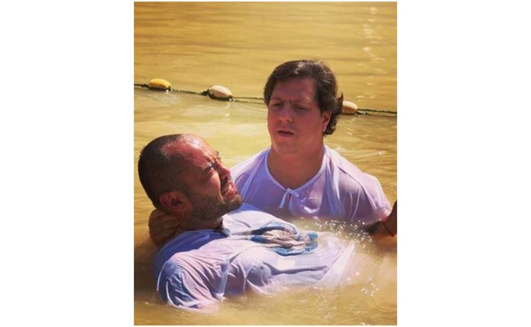 Mauricio Clark renovando sus promesas bautismales. Foto: Instagram 