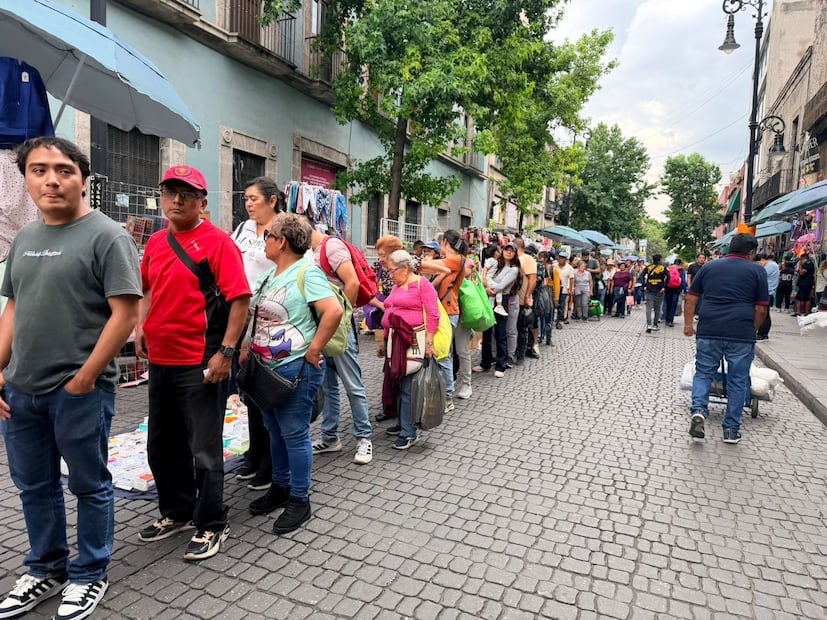 A pesar del retiro de vallas, se observan largas filas de personas para acceder al primer cuadro de la Ciudad. (Foto: Arturo Ordaz Díaz/ EL UNIVERSAL)