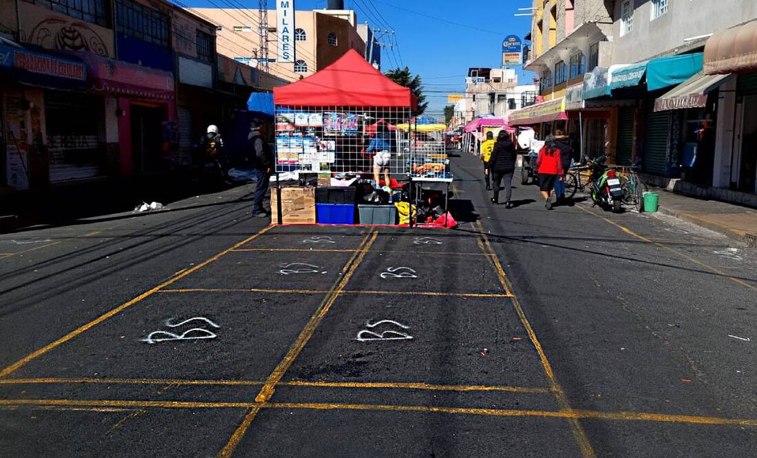 Cada metro cuadrado marcado sobre la calle con color amarillo cuesta $480 pesos en romería en Neza. Foto: Brenda Martínez/El Universal