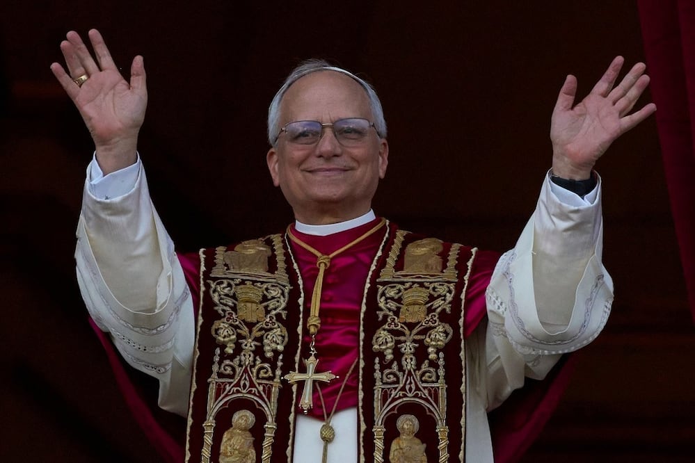 El papa León XIV, en el balcón de la Basílica de San Pedro, tras su elección. FOTO: ANDRE MEDICHINI. AP