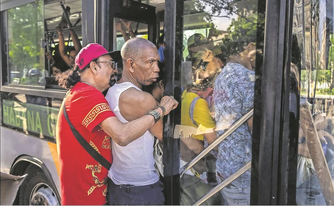 Cubanos, en un autobús lleno en La Habana, el 6 de abril pasado. Los habitantes siempre sabrán que deberán someterse a un suplicio o tormento para esperar por muchas horas la llegada del transporte. Foto: Ramón Espinosa/ AP