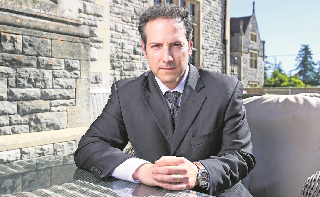 El especialista afirma que al cáncer hay que agarrarlo por los cuernos hasta vencerlo; por ello, se rodea de especialistas a nivel mundial para desarrollar su tarea en el Reino Unido. Foto: Cortesía Hugo de la Peña