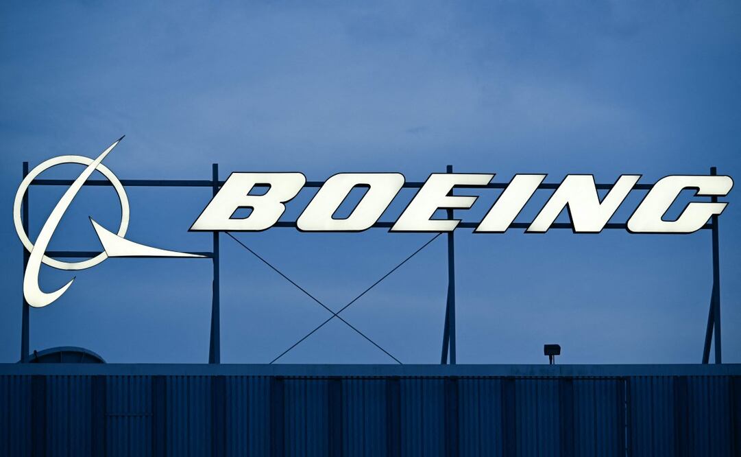 El gigante estadounidense de la aviación, Boeing, está en negociaciones para vender hasta 500 aviones a empresas chinas, según informó Bloomberg News el 21 de agosto de 2025, citando a fuentes familiarizadas con el asunto. El acuerdo representaría un gran triunfo para el fabricante estadounidense, que atraviesa dificultades, con acciones de la compañía que subieron hasta un 3,7 % en las operaciones previas a la apertura del mercado, pero subieron menos del 1 % aproximadamente 15 minutos después del inicio de la sesión del martes. Foto: AFP