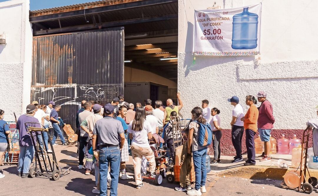 Abarrotan purificadora de agua del DIF por escasez en Iztapalapa. Foto: Especial
