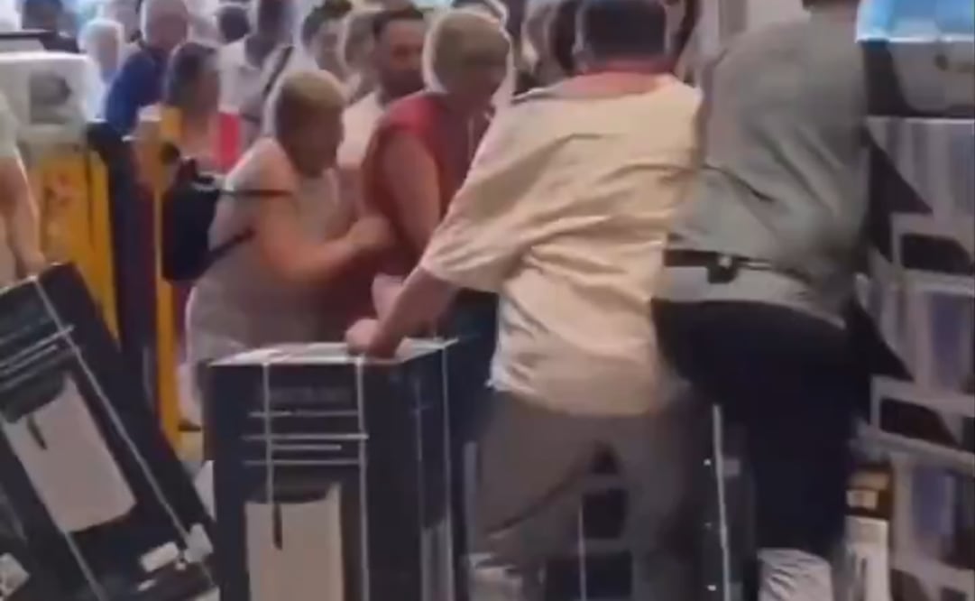 Multitudes abarrotan una tienda de Lidl en Francia en plena ola de calor mientras intentan hacerse con ventiladores en oferta. Foto: Captura de pantalla