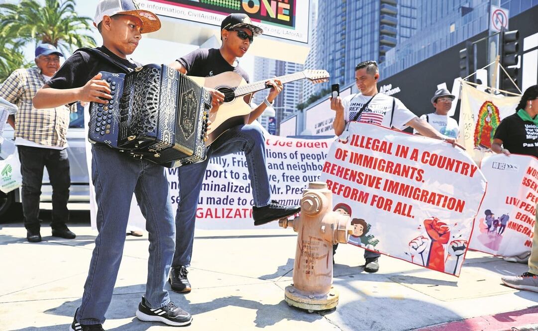 Manifestantes pidieron una reforma migratoria frente al Centro de Convenciones de Los Ángeles, donde se realiza la IX Cumbre de las Américas. Foto: Mario Tama/ AFP.