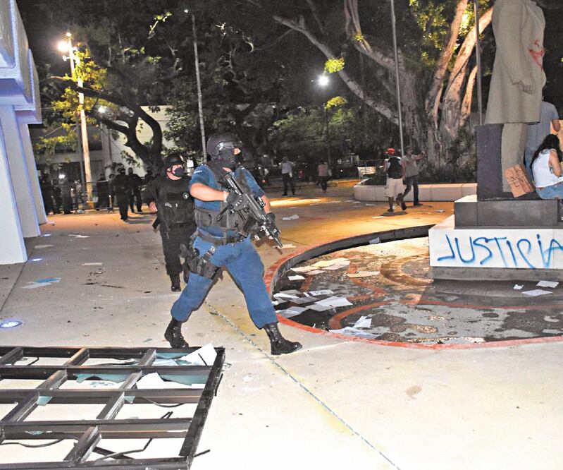 Cuando los manifestantes intentaron ingresar al palacio de gobierno, policías salieron y realizaron disparos al aire y luego intentaron detener a los presentes. Periodistas también fueron agredidos. ELIZABETH RUIZ. CUARTOSCURO