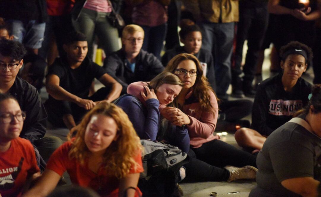 (Universitarios participan en una vigilia tras el tiroteo en Las Vegas. Foto: AFP)