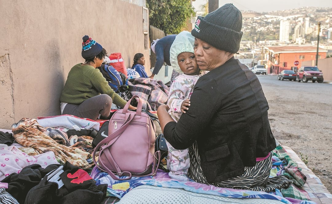 Decenas de familias haitianas pernoctan en las calle de esta ciudad fronteriza. Algunos vecinos les ofrecen alimentos y cobijas, otros tienen actitudes hostiles hacia ellos.