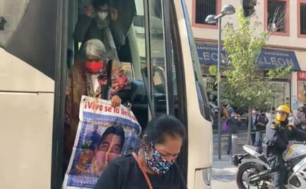 Llegan familiares de los 43 normalistas de Ayotzinapa para reunirse con AMLO