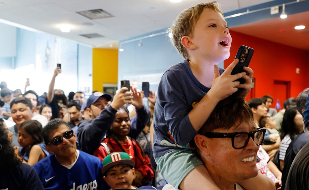 Personas en EE.UU. celebran y siguen con expectativa el amerizaje de Artemis II; misión marca regreso tripulado lunar. Foto: AFP.