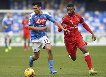 'Chucky' Lozano provoca penalti en la victoria del Napoli en la Copa de Italia