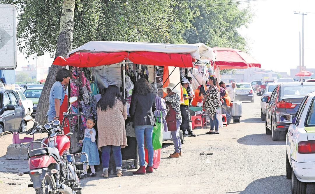 Sin espacio. Los propios comerciantes reconocen que obstruyen la entrada de ambulancias. / JORGE ALVARADO. EL UNIVERSAL