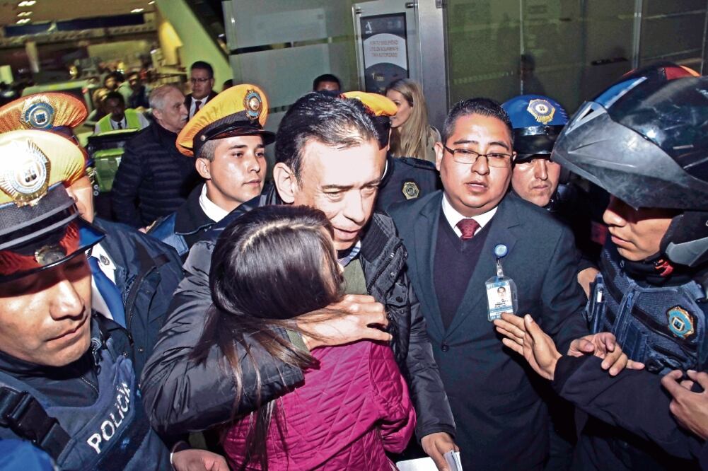 Al momento de su llegada al AICM, Humberto Moreira leyó un texto en el que explica que no continúa la indagatoria por el blanqueo de dinero (JUAN BOITES. EL UNIVERSAL)