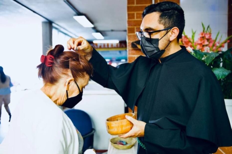 Religiosos católicos celebran el miércoles de ceniza en calles y mercados