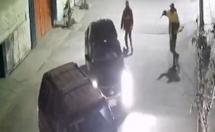 Conductor evita robo y huye de asaltantes en Iztapalapa