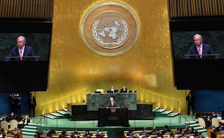 Jefe de la ONU llama a gobernar la IA; "debe ser moldeada por la humanidad y para la humanidad", afirma