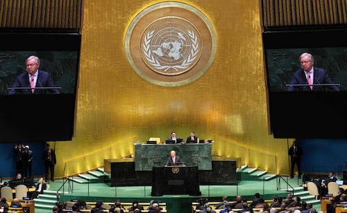 Jefe de la ONU llama a gobernar la IA; "debe ser moldeada por la humanidad y para la humanidad", afirma