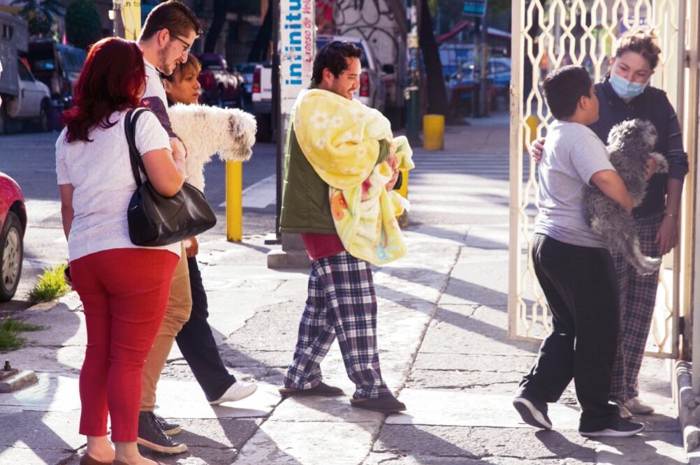 En las calles de la capital los habitantes reaccionaron de distintas maneras ante el sismo. Algunos salieron de sus domicilios, pero muchos se quedaron se quedaron en sus viviendas pues, acusan, “no escucharon la alerta”. (MOISÉS PABLO. CUARTOSCURO)