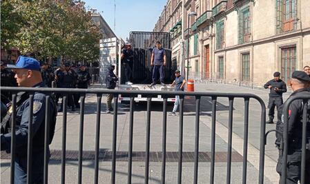 FOTOS: Refuerzan accesos a Palacio Nacional; colocan vallas metálicas de 1.50 metros de altura