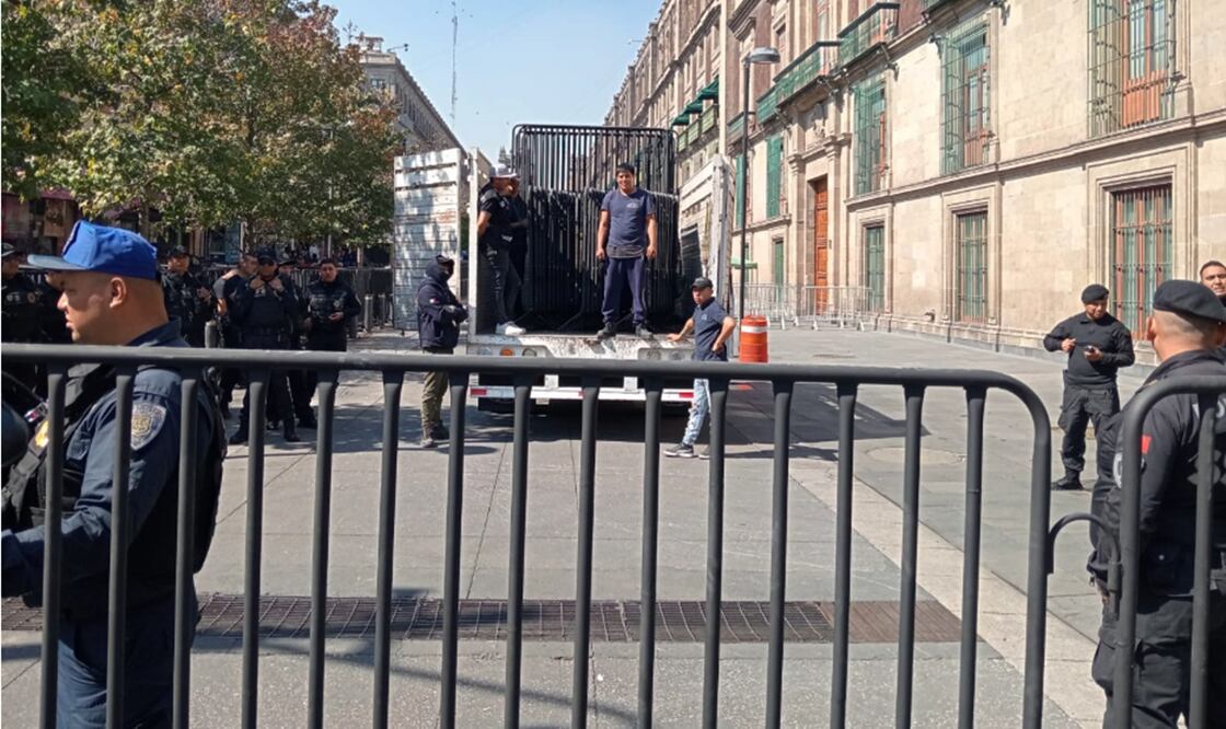Refuerzan accesos a Palacio Nacional; colocan vallas metálicas de 1.50 metros de altura. Foto: Pedro Villa y Caña/EL UNIVERSAL