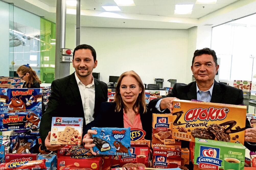Miguel Acosta, director senior del Baking Category Innovation Center (BCIC) de Pepsico (a la derecha), durante un recorrido por las instalaciones en las que se desarrollan nuevos productos para llevarlos a todo el mundo (MIGUEL ÁNGEL PALLARES. EL UNIVERS)
