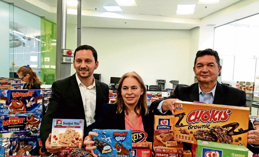Miguel Acosta, director senior del Baking Category Innovation Center (BCIC) de Pepsico (a la derecha), durante un recorrido por las instalaciones en las que se desarrollan nuevos productos para llevarlos a todo el mundo (MIGUEL ÁNGEL PALLARES. EL UNIVERS)