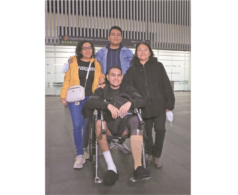 Ayer, Irving y su mamá llegaron desde París al Aeropuerto Internacional Benito Juárez, donde ya los esperaba su familia. Fotos: DIEGO SIMÓN. El Universal